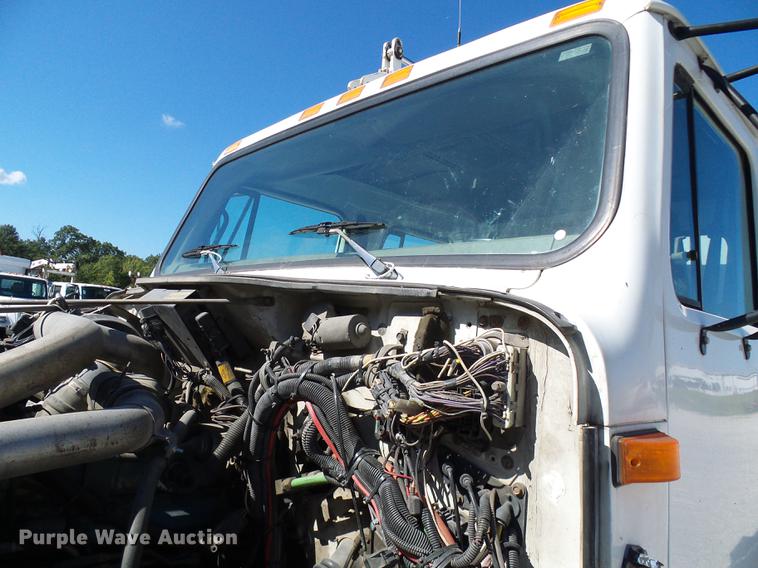 image for item DE5219 1996 International 4900 Crew Cab service truck with crane