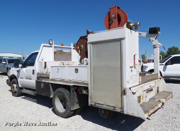 image for item DE5222 2001 Ford F550 Super Duty service truck with crane