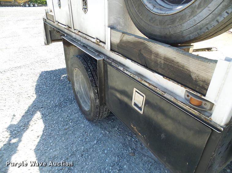 image for item DE5222 2001 Ford F550 Super Duty service truck with crane