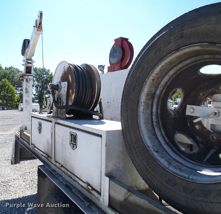 image for item DE5222 2001 Ford F550 Super Duty service truck with crane