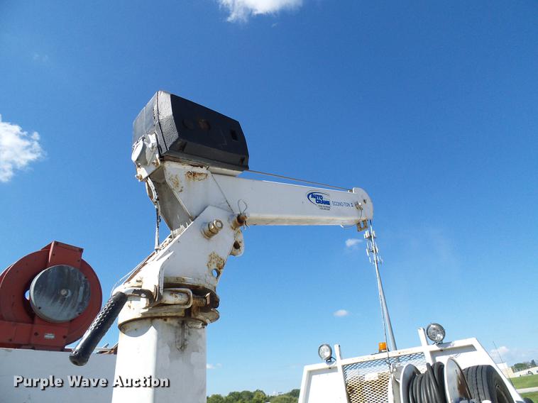 image for item DE5222 2001 Ford F550 Super Duty service truck with crane