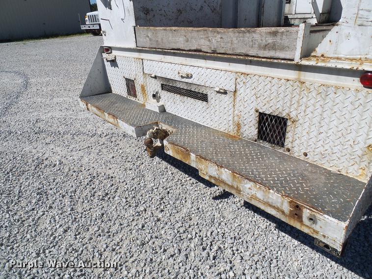 image for item DE5222 2001 Ford F550 Super Duty service truck with crane