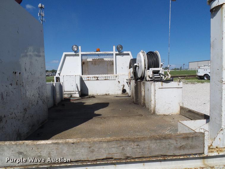 image for item DE5222 2001 Ford F550 Super Duty service truck with crane