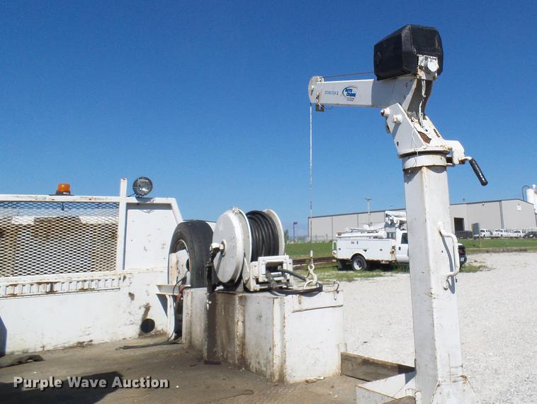 image for item DE5222 2001 Ford F550 Super Duty service truck with crane