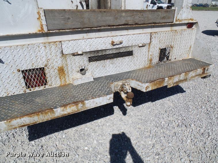 image for item DE5222 2001 Ford F550 Super Duty service truck with crane