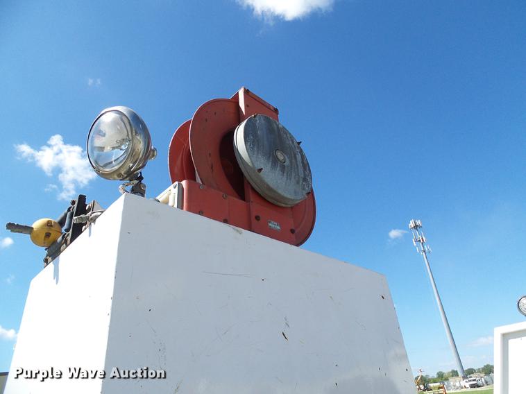 image for item DE5222 2001 Ford F550 Super Duty service truck with crane