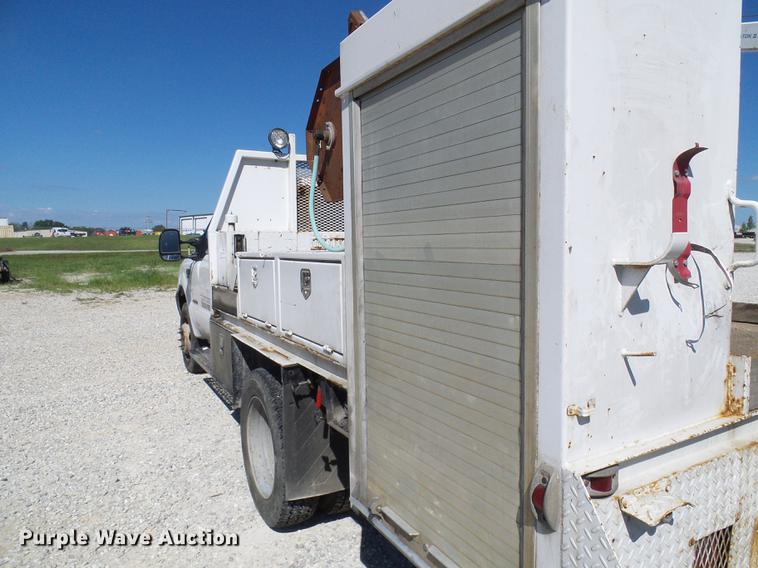 image for item DE5222 2001 Ford F550 Super Duty service truck with crane