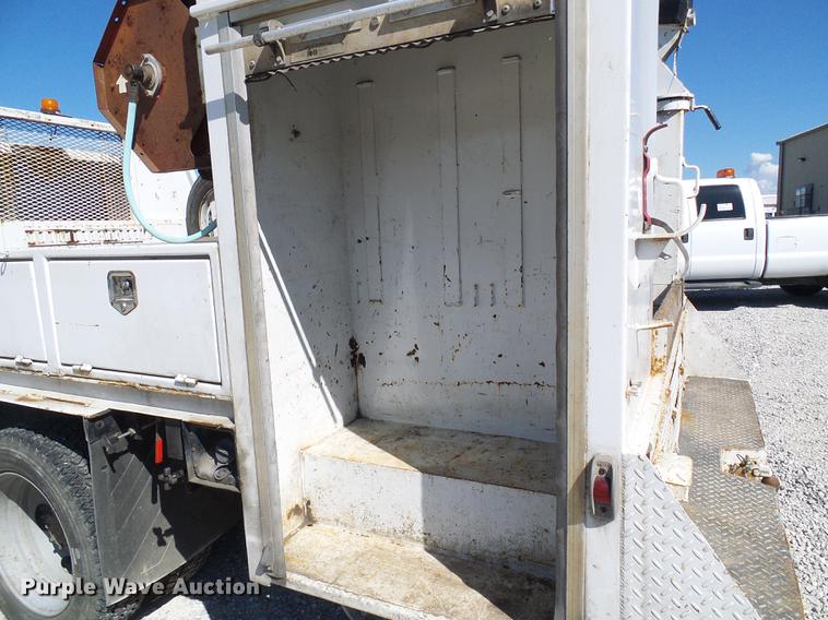 image for item DE5222 2001 Ford F550 Super Duty service truck with crane