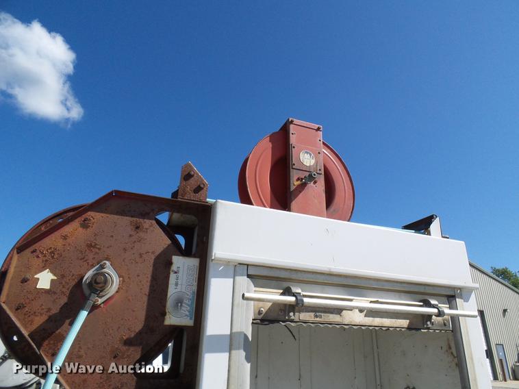 image for item DE5222 2001 Ford F550 Super Duty service truck with crane