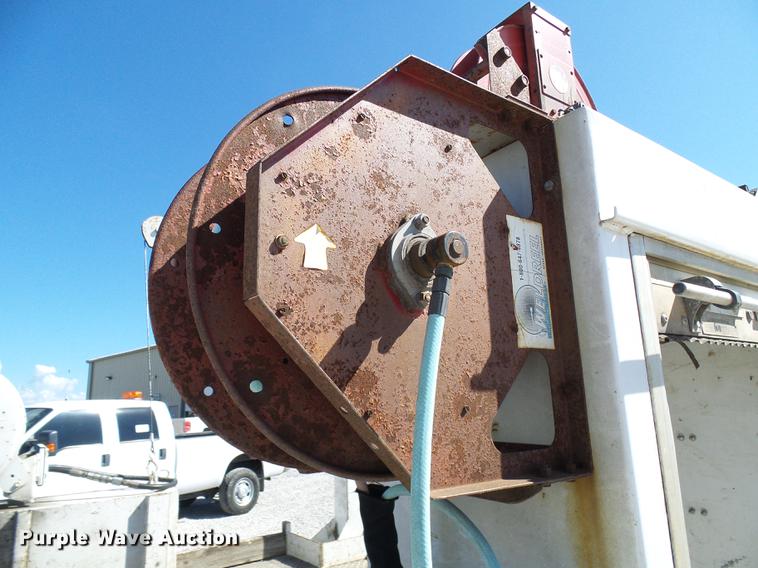 image for item DE5222 2001 Ford F550 Super Duty service truck with crane