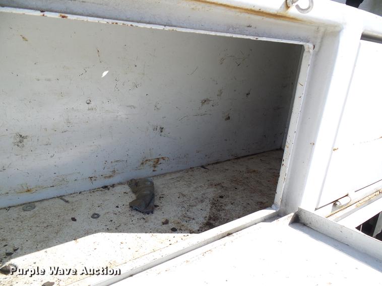 image for item DE5222 2001 Ford F550 Super Duty service truck with crane