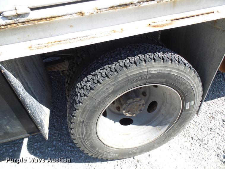 image for item DE5222 2001 Ford F550 Super Duty service truck with crane