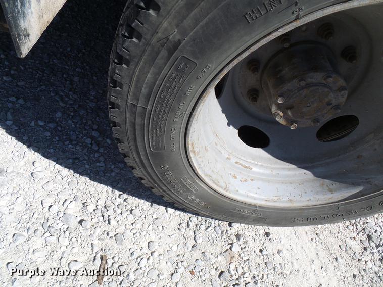 image for item DE5222 2001 Ford F550 Super Duty service truck with crane