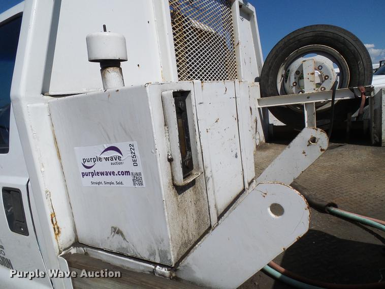 image for item DE5222 2001 Ford F550 Super Duty service truck with crane