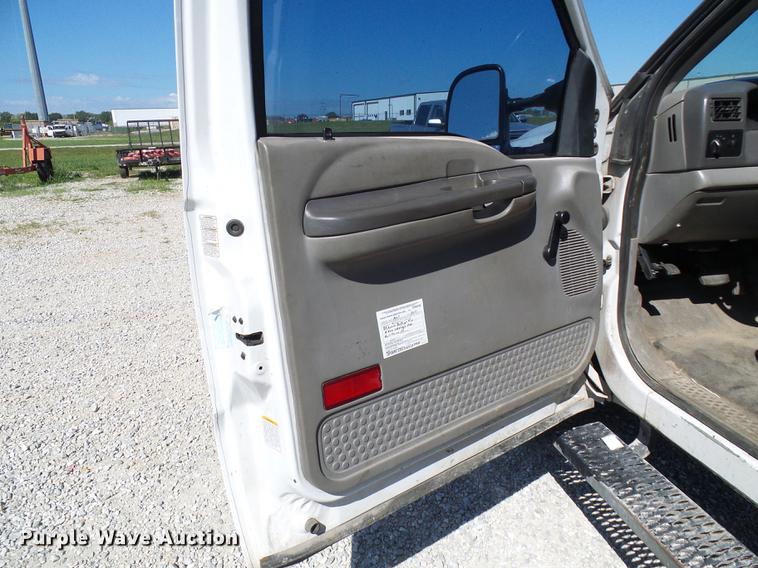 image for item DE5222 2001 Ford F550 Super Duty service truck with crane