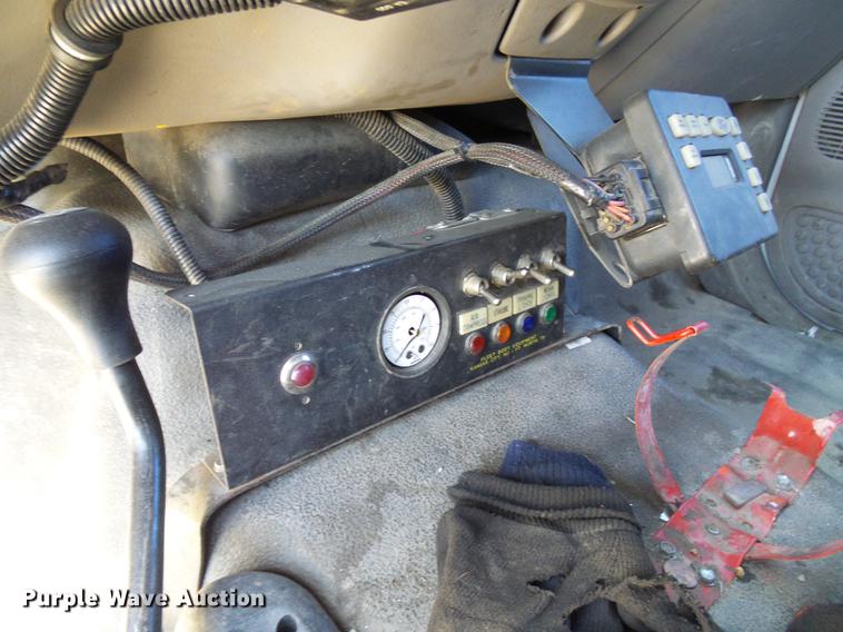 image for item DE5222 2001 Ford F550 Super Duty service truck with crane