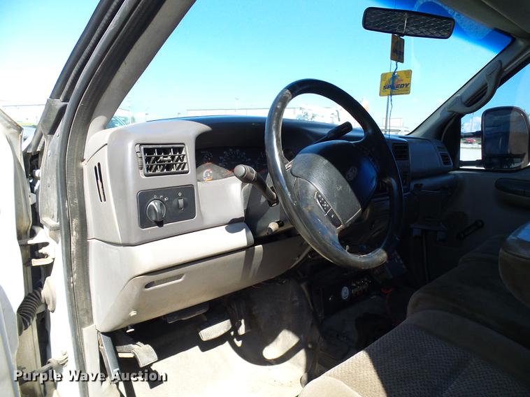 image for item DE5222 2001 Ford F550 Super Duty service truck with crane