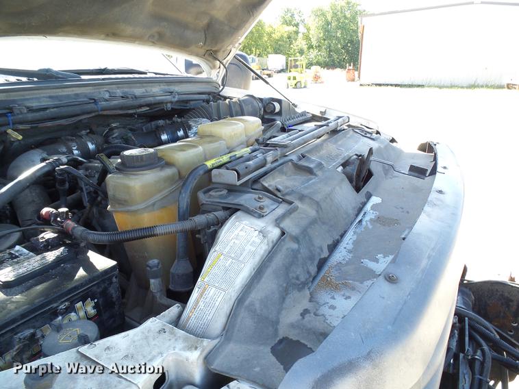 image for item DE5222 2001 Ford F550 Super Duty service truck with crane