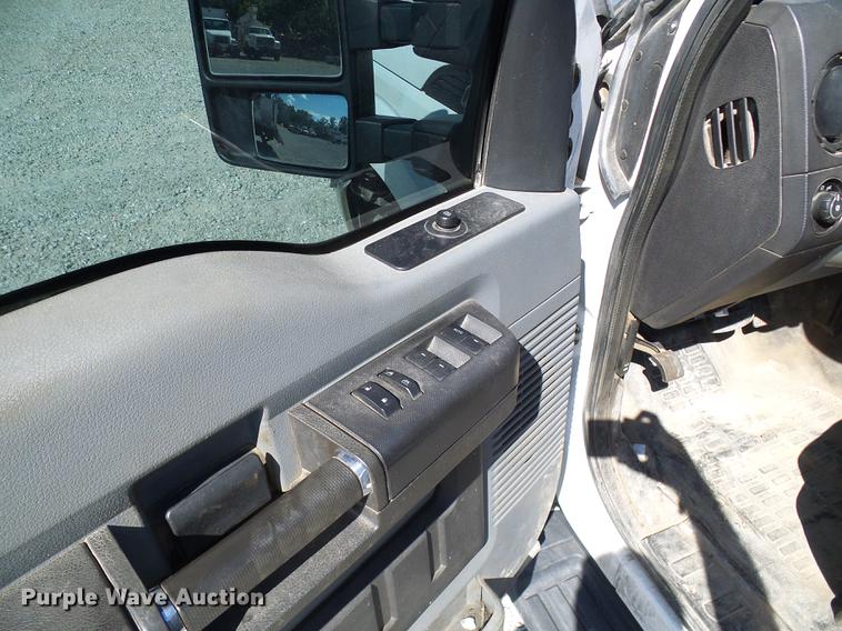 image for item DE5223 2011 Ford F350 Super Duty Crew Cab pickup truck