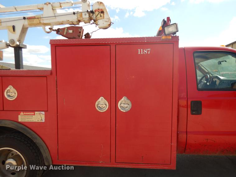 image for item DF1760 2008 Ford F550 Super Duty XL service truck with crane