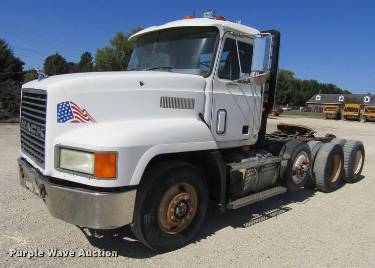 image for item DF3859 1997 Mack CH600 semi truck