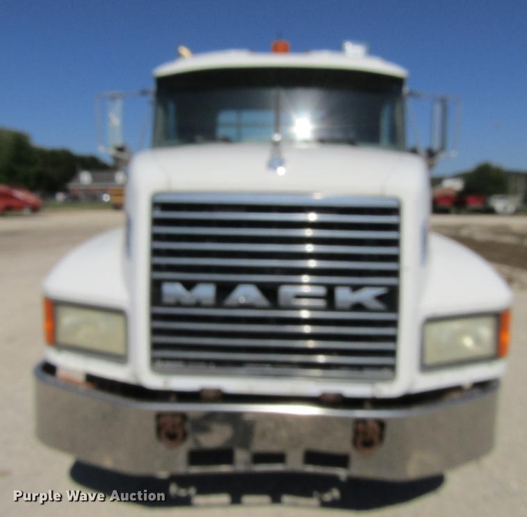 image for item DF3859 1997 Mack CH600 semi truck