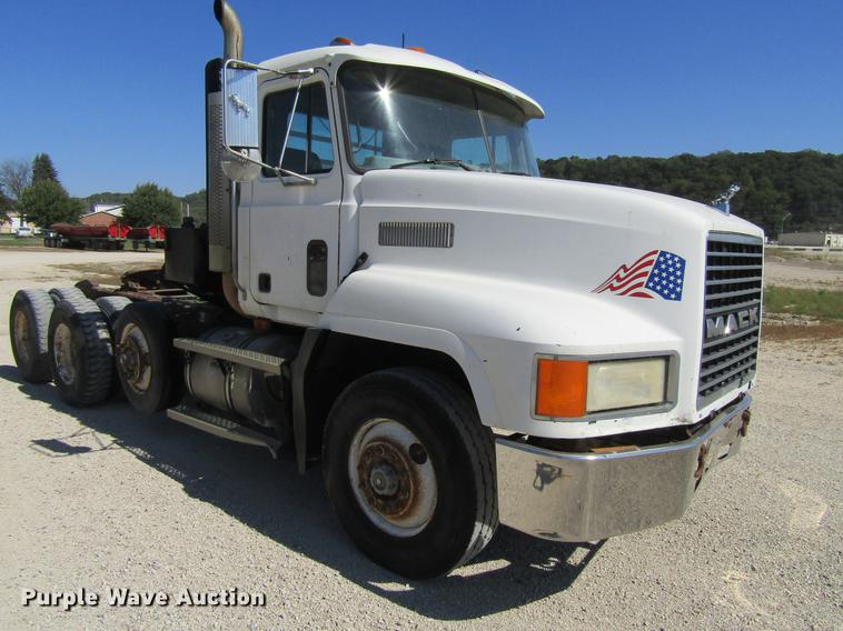 image for item DF3859 1997 Mack CH600 semi truck