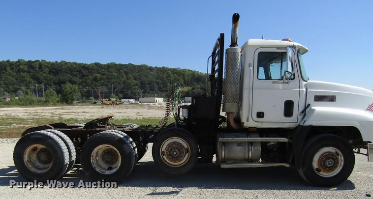 image for item DF3859 1997 Mack CH600 semi truck