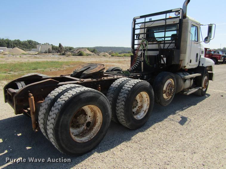 image for item DF3859 1997 Mack CH600 semi truck