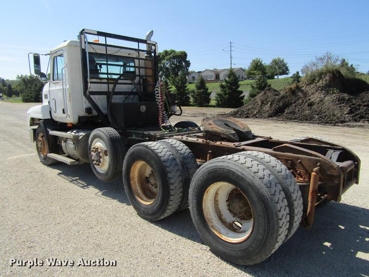 image for item DF3859 1997 Mack CH600 semi truck