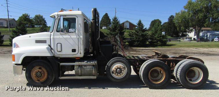 image for item DF3859 1997 Mack CH600 semi truck