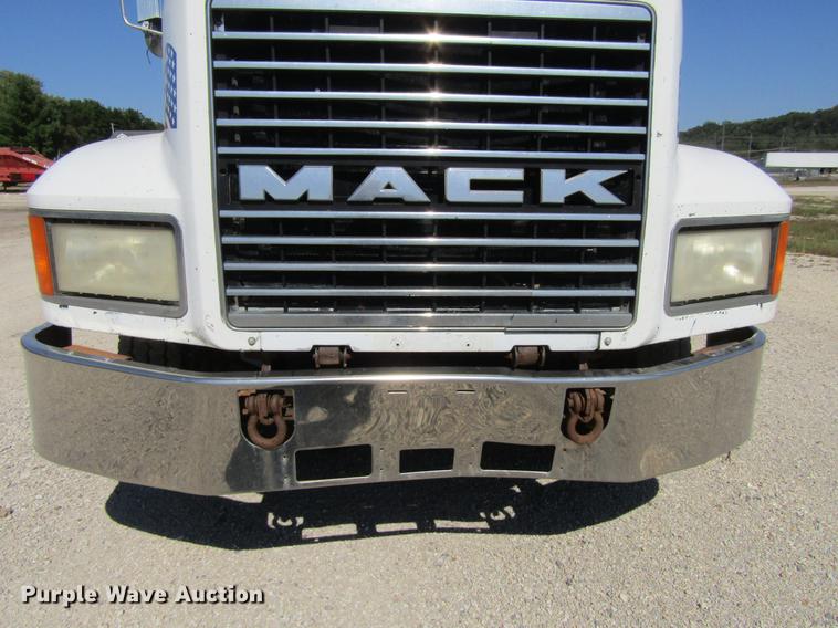 image for item DF3859 1997 Mack CH600 semi truck