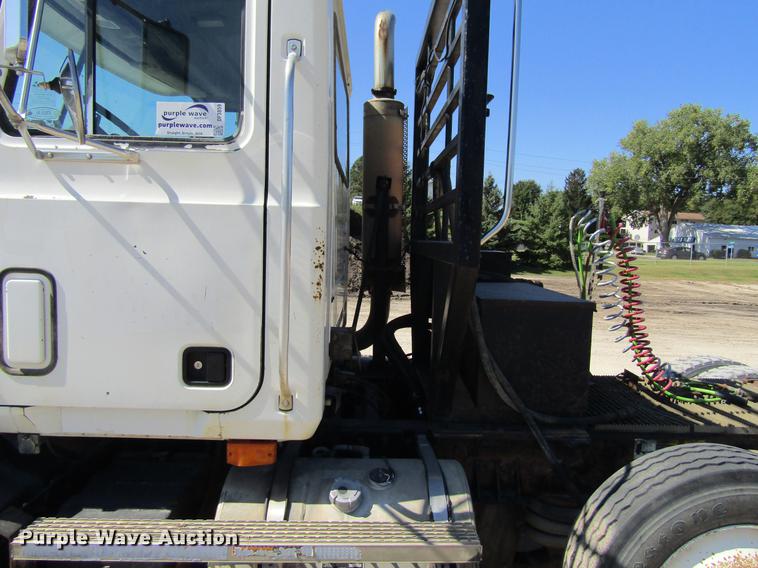 image for item DF3859 1997 Mack CH600 semi truck