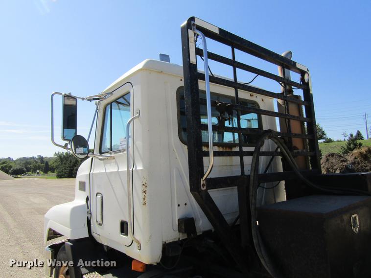 image for item DF3859 1997 Mack CH600 semi truck