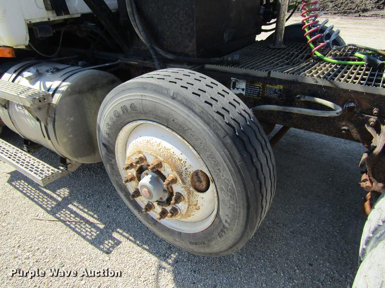 image for item DF3859 1997 Mack CH600 semi truck