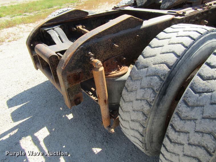 image for item DF3859 1997 Mack CH600 semi truck