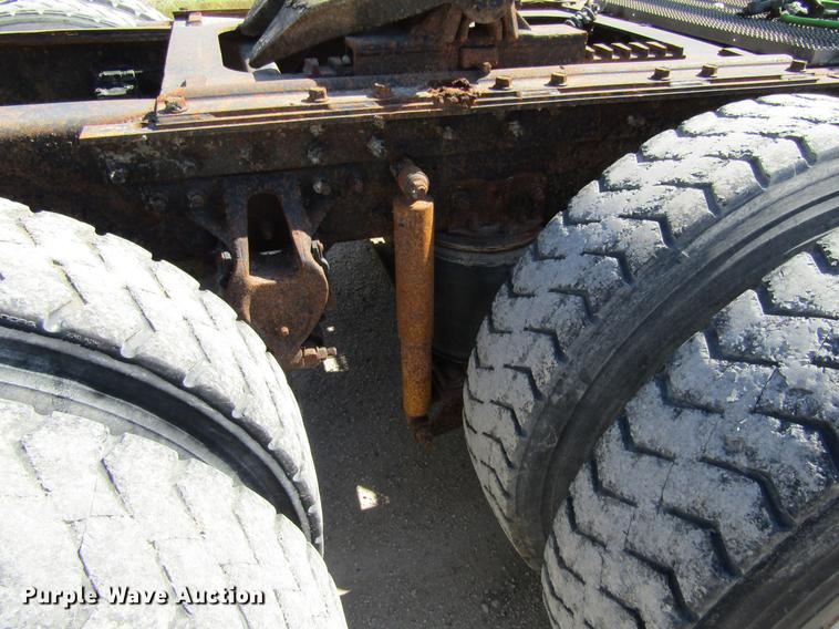 image for item DF3859 1997 Mack CH600 semi truck