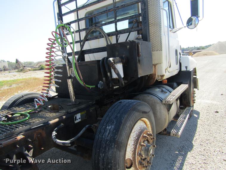image for item DF3859 1997 Mack CH600 semi truck