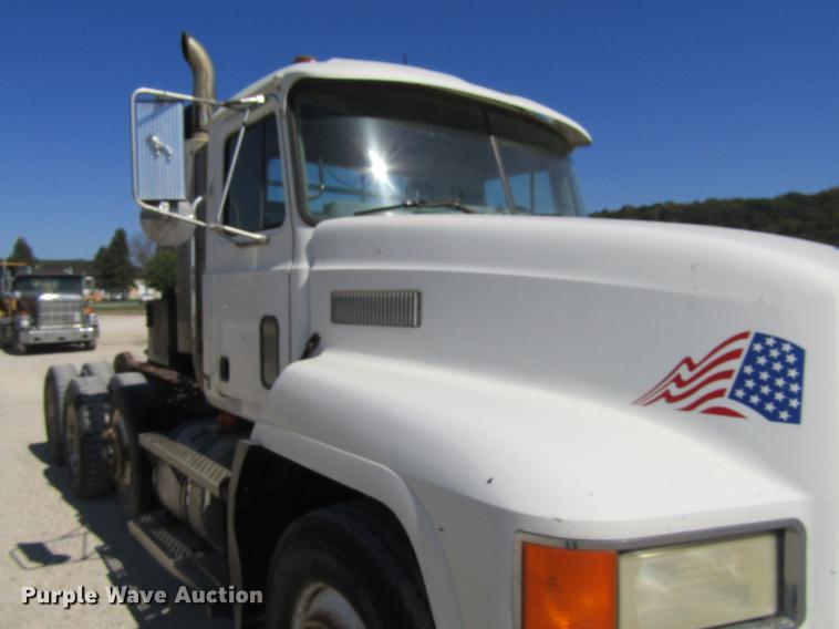 image for item DF3859 1997 Mack CH600 semi truck