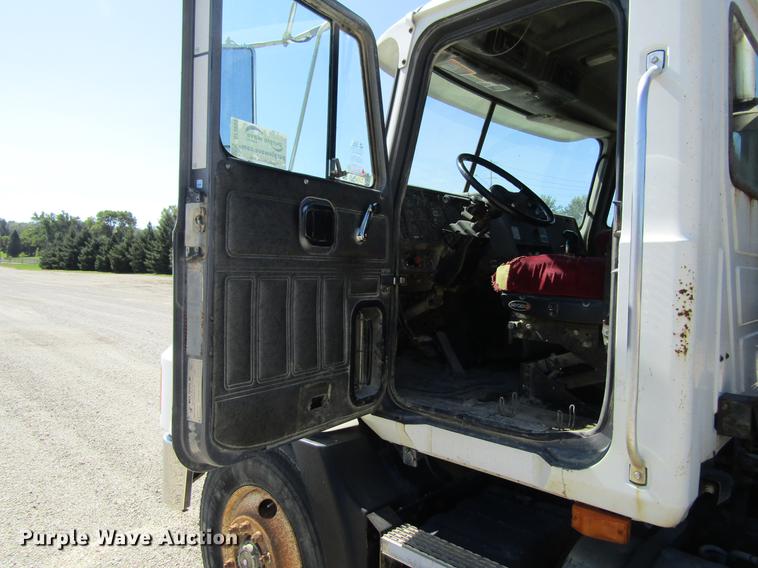 image for item DF3859 1997 Mack CH600 semi truck