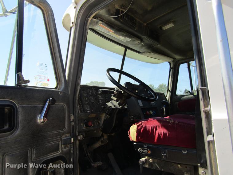 image for item DF3859 1997 Mack CH600 semi truck