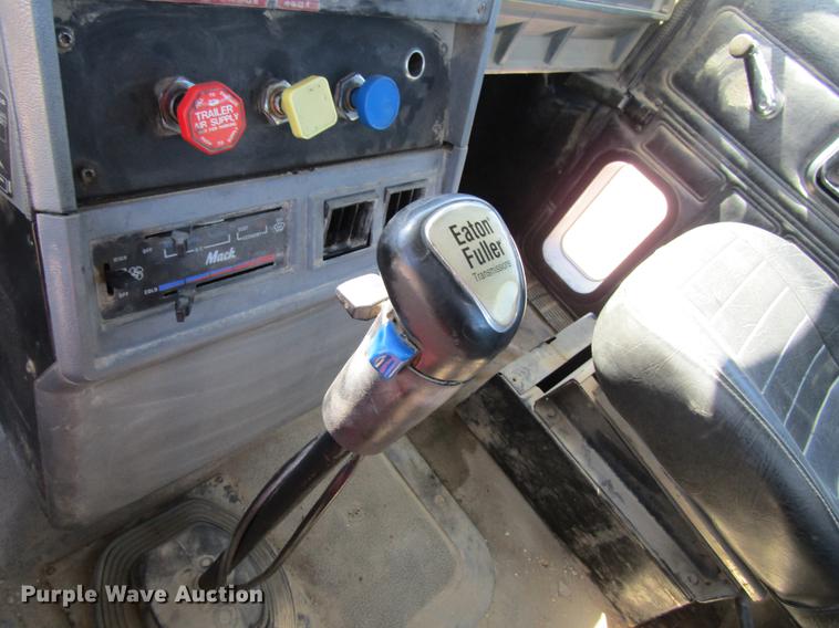 image for item DF3859 1997 Mack CH600 semi truck