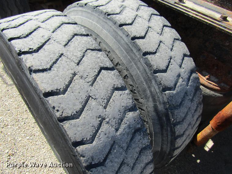 image for item DF3859 1997 Mack CH600 semi truck