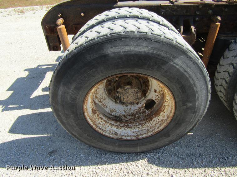 image for item DF3859 1997 Mack CH600 semi truck