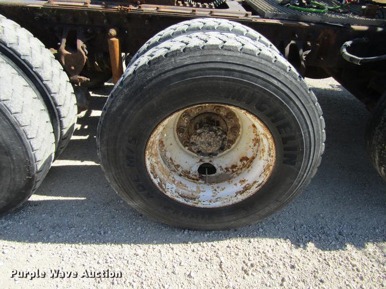 image for item DF3859 1997 Mack CH600 semi truck