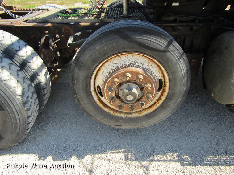 image for item DF3859 1997 Mack CH600 semi truck