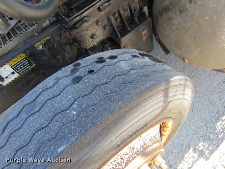 image for item DF3859 1997 Mack CH600 semi truck