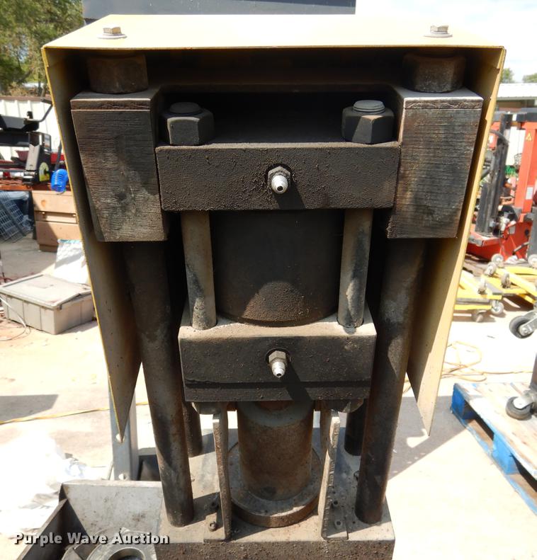 Hydraulic hose fabrication bench in Fort Worth, TX Item DK9856 sold Purple Wave