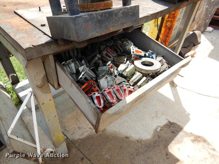 Hydraulic hose fabrication bench in Fort Worth, TX Item DK9856 sold Purple Wave