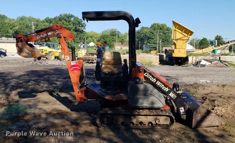 image for item EF9834 Ditch Witch XT850 mini skid steer/mini excavator/tool carrier